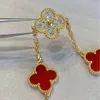 Gioielli di design di lusso con trifoglio a quattro foglieV Famiglia di ventagli d'oro Bracciale con cinque fiori in erba Femmina bianca Fritillaria Agata rossa con diamanti intarsiati