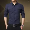 Chemises décontractées pour hommes Chemise de style militaire Couleur unie Coupe ajustée Double poches Rétro Revers Manches longues Hauts Polyvalent Simple Mode Blouse
