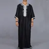 남성용 캐주얼 셔츠 무슬림 남성 자수 검은 색 로브 중동 두바이 두바이 이슬람 의류기도 2023 M-4XL