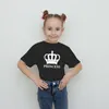 Tenues assorties pour la famille Tenues assorties pour la famille papa maman look de famille été coton couronne imprimé t-shirt bébé mère enfants ensembles de vêtements de famille t-shirts 230427