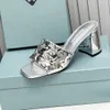 Дизайнерские женщины P Треугольник Slipper Triangle логотип логотип Metallic Brivet High Heels Sandals Luxury Summer Beach Milano 6,5 см. Слайд толстый каблук золотые металлические кожаные тапочки