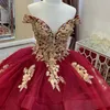 Abito Quinceanera rosso con spalle scoperte Abito da ballo Applique in oro Perline di pizzo Abito da principessa in tull di cristallo Abito da festa dolce di 15 anni