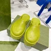 2023 Designer Kvinnor Platform Perforerade Sandaler Tofflor gjorda av genomskinliga material Fashionabla sexiga Härliga soliga damer Strandskor med låda