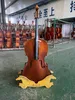 La fabbrica produce violoncelli 4/3. Violoncello a grandezza naturale in abete rosso e acero. Squisito motivo a tigre. Parti di acero fatte a mano gratuite