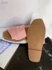 Slippers de alfabeto feminino verão wai desgaste 2023 sandálias de sandálias de novo estilo