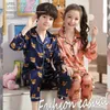 Pyjama Revers bedrukte zijden pyjama met lange mouwen meisjes beer cartoon kinderhuiskleding peuterjongen pyjama pjs voor kinderen 231124