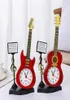 Skrivbordsklockor miniatyr gitarrmodell väckarklocka för dockhus tillbehör musikinstrument diy del heminredning gåva trä 2306057