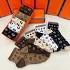 Designer-Socken für Herren und Damen. Fünf Paar luxuriöse Socken mit Sportbuchstaben-Aufdruck. Bestickte Baumwolle für Herren und Damen mit Boxen