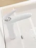 Torneiras de pia do banheiro branco/preto ouro bacia misturador de latão frio único punho deck montado com bubbler lavatório torneiras
