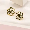 Boucles d'oreilles à tige cadeaux de luxe boucles d'oreilles à breloques plaquées or 18 carats boucles d'oreilles à fleurs noires pour femmes bijoux de créateur 2023 amour de mariage bijoux en acier inoxydable en gros