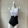 Diseñador de lujo Bikini clásico C Traje de baño Mujeres Trajes de baño ahuecan sexy Moda Verano Vacaciones Playa Estilo Viento Cuerpo unido