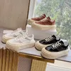 Kvinnor skor läderplattform låg topp sneakers designer kalv läder mocka trim logotyp lapp tunga snörning skarvning rund tå svarta tränare