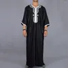 メンズカジュアルシャツイスラム教徒の男性刺繍ブラックローブ中東ドバイイスラム服2023 M-4XLの祈り