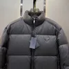 Piumino da uomo di lusso P di fascia alta di design Down Parkas con logo in nylon metallico, trendy e alla moda, unisex tre standard abbinati vestibilità ampia ED9T