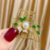 Broschen Koreanische Elegante Süßwasser Perle Grüne Blatt Blume Brosche Kreative Hohl Design Kleid Pins Frau Kleidung Zubehör Schmuck