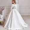 Utsökta vita fulla ärmar Flower Girl Dresses för bröllop 2023 Satin Applices Sparkly Beading Princess Första nattvards klänningar