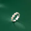 Pierścienie zespołowe modne srebrne kolor vintage Daisy Rings for Women Sweet Cute Flower Regulowany otwarty mankiet weselny Dziewczyny Prezentacje biżuterii AA230426