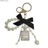 Nyckelringar Lyxiga smycken Camellia Pearl Pendant Keychains Bow Car Key Ring Pearl Chain Number 5 Bottle Keychain for WOMA Bag Decoration J230427