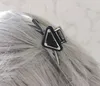 Luxury merkontwerper Fashion Metal Triangle Ladies Hair Clip met stempel Dames Girl Hoge kwaliteit Bronettes Fashion Hair Accessoires