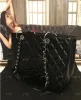 有名なブラックエムレザーの女性ショルダーバッグタッセルトート女性ハンドバッグレディレターメッセンジャー女性イブニングバッグ