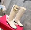 2024 Womens Designer Boots Luxurious Comfort Delicate Rubber Outsole Leather Martin Kne Fashion Women Shoes