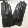 Rękawiczki designerskie 100% owczarek czarne haftowe b metalowe rękawiczki rozmiar m mody mody dotknięte rękawiczki na ekranie na wyściełane i zagęszczone wiatrowoodporne rower na zewnątrz