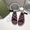 Kvinnor Luxurys Designers Platform Sandaler Slipare Fashion Girls Beach Womens Sandal Slides Flip Flops Loafers Sexiga broderade blommor Letterskor 3,5 cm 01