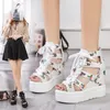 Sandaler 2023 Summer Roman Women's High Heels Floral Lace-Up Sponge Cake Wedge Fish Mouth Shoes Back dragkedja Thi