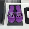 2023 Ny stildesigner Sandaler Högkvalitativa kvinnliga tofflor Fashion Candy Color Tisters Sandaler Beach Classic Slippers High Heel Rubber Lady Flat Slides Summer