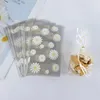 Present Wrap 50/100pc Daisy Flower Print Plastic Candy Påsar Behandla kakkexförpackningar