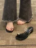 Summer Women's 2024 Shoes 525 tofflor utomhus tå mode franska vintage mousserande diamant transparent bälte höga häl sandaler 855