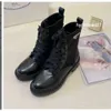 Neue Stiefel Schwarz Knöchel Biker klobige Plateau-Flats Kampf niedriger Absatz Schnür-Dreieck-Stiefel Lederketten Schnalle Frauen Luxus-Designer-Schuhe Fabrikgröße 35-41 DCFR