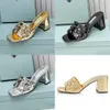 Дизайнерские женщины P Треугольник Slipper Triangle логотип логотип Metallic Brivet High Heels Sandals Luxury Summer Beach Milano 6,5 см. Слайд толстый каблук золотые металлические кожаные тапочки