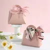 Geschenkomschakeling 10 -stcs Lederen tassen Wedding Favor Bag voor Guest Mini Handtas met lint Candy Packaging Box Eid Distributions Party Decor