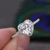 Anelli di nozze Anello di cuore di colore argento di lusso per le donne Moda squisita in metallo intarsiato con pietre di zircone bianco Gioielli di fidanzamento 231124