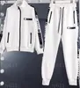 デザイナートラックスーツの女性ジョギングスーツレディーススウェットスーツホワイトレター印刷ファッションブラック2ピースセット女性服秋のトラックスーツ