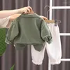 Kledingsets 3PCS Koreaanse mode babyjongenskleding 18 tot 24 maanden Effen kleur Lange mouwen jassen Witte T-shirts Broeken Trainingspakken voor kinderen