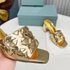 Дизайнерские женщины P Треугольник Slipper Triangle логотип логотип Metallic Brivet High Heels Sandals Luxury Summer Beach Milano 6,5 см. Слайд толстый каблук золотые металлические кожаные тапочки