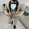 Gent with Joliet Beige Wedding Tuxedos 2024 Peak Lapel dopasowane mężczyźni Blazery kamizelki pana młodzieńczycy garnitury Procesal Prom na zamówienie 3 sztuki męskie autobusinesy Slim Sitfit Suit