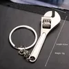 Nyckelringar Simulering Justerbar skiftnyckel Key Chain Creative Practical Men's Car Ring Mini Tools Diy Små smycken