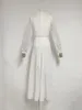 Abito alla moda ed elegante, stile da passerella europea e americana, girocollo con volant, elegante abito in pizzo bianco solubile in acqua, gonna lunga