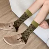 Women Socks Nowatorski styl brytyjski Modern Retro Flower Crew Kobieta oddychająca bawełniana moda dla kobiet jesienią