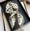 HIJAB Simple 70x70cm Presbyopia Designer Letters Tryck blommor Silk Scarf Headband för kvinnor Fashion Long Handle Surves