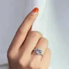 結婚指輪女性のための豪華なシルバーカラーハートリング。