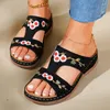 Hausschuhe Damen Blume Bestickter Keil Open Toe Rutschfeste Strandrutschen Schuhe Retro Arch Support