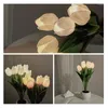 Lampade da tavolo El Camera da letto Led Night Light Tulipani Fiori artificiali Bouquet Lampada da comodino Simulazione Tulip Atmosphere Home Decor