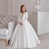 Utsökta vita fulla ärmar Flower Girl Dresses för bröllop 2023 Satin Applices Sparkly Beading Princess Första nattvards klänningar