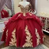 Abito Quinceanera rosso con spalle scoperte Abito da ballo Applique in oro Perline di pizzo Abito da principessa in tull di cristallo Abito da festa dolce di 15 anni