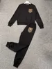 가을 트랙 수트 2 조각 세트 여성 땀복 패치 워크 가죽 포켓 레터 엠보싱 디자인 면화 직물 긴 슬리브 스포츠웨어 조깅복 디자이너 옷