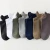 Chaussettes pour hommes Respirant et absorbant la transpiration Chaussette de couleur unie Vente en gros Sports Deodorant Mid-tube Men's